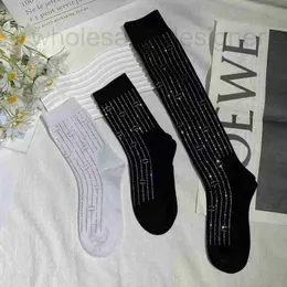 Çorap Çorap Tasarımcı Çoraplar Yeni Mektup Sıcak Elmas Kadınlar için Şık Dikey Çizgili Orta Tüp Çorap Paris Aynı Çok Yönlü Moda Emll