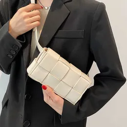 디자이너 직조 BOTTEGAAVENETAS BANG LY ADVANCED 느낌 다목적 One Shoulder Women 's 2023 New Mesh Red Hand Cross Body 가슴 Small Square Nikc