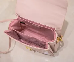 2023 axelväska lyxiga kvinnor handväskor pochette totes toppkvalitativ präglad gradient blommor bokstav meddelanden väskor mode crossbody plånböcker