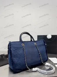 Lussuosa borsa in denim 2023 pronta per le vacanze: dettagli con frange con cinturino a catena, sensazione di fascia alta in tessuto blu originale, perfetta come borsa da viaggio o da lavoro