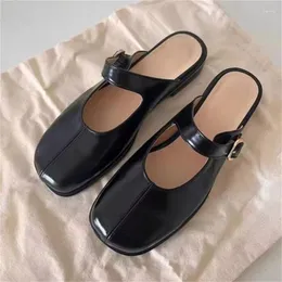 Sukienka buty buty buty panie patentowe skórzane czarne muły dla kobiet okrągłe palce chaussure femme płytki pasek z przodu zapatillas de mujer