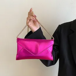 Bolsas de noite Tas Bahu Malam Wanita Baru Dompet Clutch Kulit Tangan Amplop Pernikahan Pesta Prom Selempang Perak dengan Rantai 230905