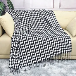 Filtar Moderna akrylfibrer Enkla svartvit Houndstooth Dekorativ filt Kast SOFA COVER BED Homestay Tapestry 230906