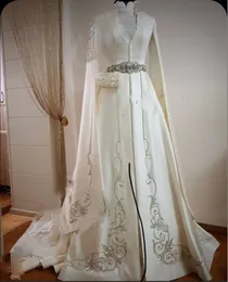 Kaukasus-Kaftan-Hochzeitskleider, silberne Stickerei, Cape, lange Ärmel, hoher Kragen, weißer Satin, formelle muslimische Brautkleider
