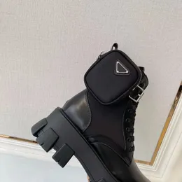 2024 Designer Boots Pull-On z torebką matową skórę skórzaną odwróconą trójkąt klamra luksusowa marka kostek czarne beżowe buty białe rozmiar 35-46