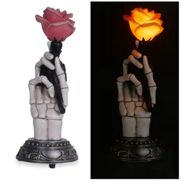 Sonstiges Event-Partyzubehör 10,25 Zoll Harz-Skelett-Hand, die eine rosafarbene Rose mit LED-Licht hält, Halloween-Dekoration mit kupferähnlichem Sockel 230905