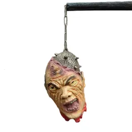 Andra evenemangsfestleveranser Halloween Scary Fake Human Wreated Head med träpinne Haunted House Bar Venue Decoration Parts Party Hanging Ghost Decor 230905
