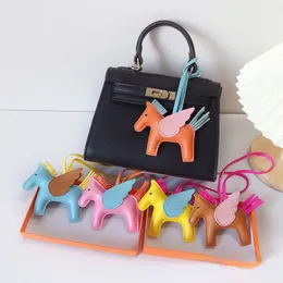 Tornari percorsi per cimeni porta portachia porta ceramicata per cavallino in pelle di lusso Pony Pony Bag Ornament 2024 Nuovo