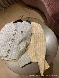 Kadın Ceketler Tasarımcı Lüks hırka Sonbahar İnce uyum ve şık çok yönlülük için göğüs pimi dekorasyonlu yeni boncuklu işlemeli ceket