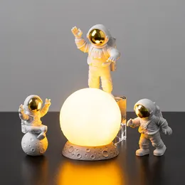 装飾的なオブジェクトの置物3PC宇宙飛行士の装飾アクションフィギュアと月の家の装飾樹脂宇宙飛行室宇宙飛行室オフィスデスクトップデコレーションプレゼントボーイギフト230906