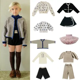 Kläduppsättningar Småbarn Girl Clothes Autumn Brand Designer Cherry Kids Outfit Baby Dress Tutu Sticked tröja pojkar Päls mode Cardigan 230906