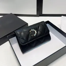 Decoraciones de hebilla esmaltadas coloridas Titular de la tarjeta de diseñador para mujer Monedero Mini bolso con solapa Embrague acolchado de cuero de caviar Monedero de lujo Letras impresas 9x5 cm Sacoche