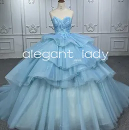 Sky Blue Princess Charro Abiti Quinceanera Sweetheart Ruffles Gonna a strati Cappella Train Corsetto vestido de debutante 15 anos