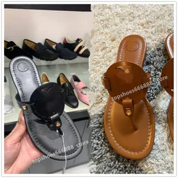 Lüks Tasarımcı Sandalet Kadın Yaz Moda Patent Deri Kanal Ayakkabıları Kadın 2023 Yeni Markalar Tanga Slayt Plajı Flip-Flops Düz Kadın Miller Terlik Tatil