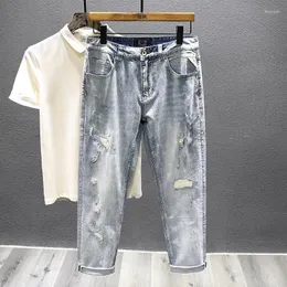 Hellblaue Herrenjeans im Distressed-Look für Männer im Herbst 2023. Schlanke, kleine, grobe, hübsche, zerrissene Patch-Hosen