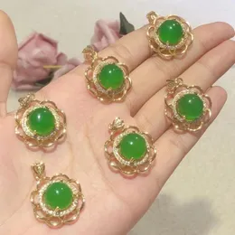 Ketten Natürliche klassische Chalcedon-Blumen-Halskette Altes Goldhandwerk mit eingelegtem Kristall-Höhlenketten-Anhänger-Schmuck für Frauen