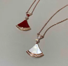 Collane con ciondolo Collana con ciondolo design speciale a forma di ventaglio in oro vero 18 carati con diamanti e perle di conchiglia naturale in stile agata rossa