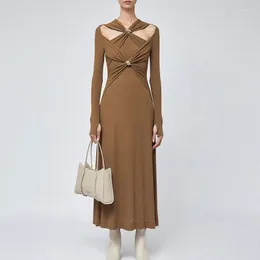 Casual Kleider 2023 Herbst Temperament Gestrickte Lange Kleid Frauen Sexy Kreuz Aushöhlen Helle Linie Schlanke Taille Stretch Elegante S647