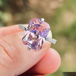 Pierścionki ślubne 2023 Ins Top Sell Pierścionki ślubne Prosta moda biżuteria poduszka Kształt Lagre 5a Pink Cubic Zirrcon Cz Diamond Brefers et dhcbm