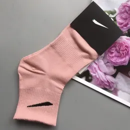 Wysokiej jakości bawełniany kompleksowy litera kostki długa 1LOT = 5PAIRS Piłka nożna koszykówka Socker Sock Masht Mash