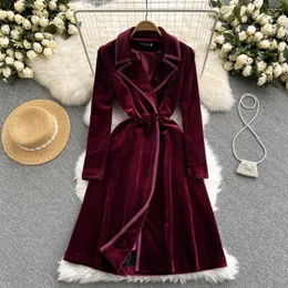 Casual Dresses Young Gee Hepburn Velvet Dress Overcoat Kvinnors Autumn Winter Suit Collar Slim Fit Mid-Längd Windbreaker Coat Outwear