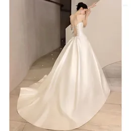 Abbigliamento etnico da donna in raso bianco francese con perline abito da sposa semplice elegante top a tubino senza schienale abito da ballo di fine anno