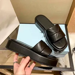 Klassiska tofflor Designer Kvinnor Tjock Sole Flat Cake Non Slip Casual mode mångsidiga sandaler med låda