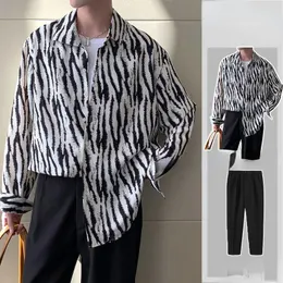 Chándales para hombres 2023 Trajes plisados de verano Hombres Moda Casual Camisa de manga larga Pantalones de dos piezas para hombre Conjuntos de seda de hielo sueltos coreanos V49