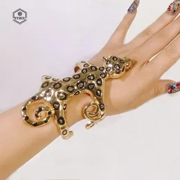Bracciale rigido donna placcato oro braccialetto alla moda forma tigre striscia rotonda braccialetto grande misura regolabile regalo festival adatto per feste quotidiane 230906