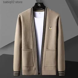 Męskie swetry 2022 Autumn Bee Haft haft męski sweter sweter sweter Koreański Koreański powód Elegancki męski trend Sweter Płaszcz Abrigo Hombre Mężczyźni Ubranie T230907