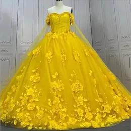 Glitter amarelo fora do ombro vestidos quinceanera com capa 3d apliques florais doce 15 vestidos de baile espartilho volta vestido de baile