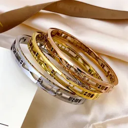 Klassiska designerarmband Kvinnor Bangle Letter Manschett Lyxsmycken ihålig ut 18K guldpläterad rosguld rostfritt stål armbandsband tillbehör