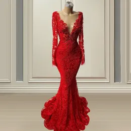 Erstaunliche rote Spitze Abendkleider 2023 Meerjungfrau Perlen lange Ärmel Sexy Illusion Neck Prom Pageant Gows Robe De Mariage