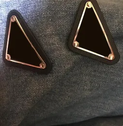 En kaliteli 4 renk metal üçgen harf broş pimleri broşlar erkekler için mücevherler kadın moda parti aksesuarları hediye tasarımcısı jewe8611892