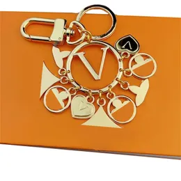 Nya lyxhängen Key Chain Mens Carabiner Keychains Car Keyring Designers Keychain Kvinnsäckar Dekoration Letter Flower V Keys Ring