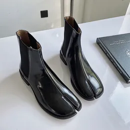 Botlar A03 Erkekler Günlük Bölünmüş Ayak Parmağı Düz ​​Bot Mikrofibrik Tasarımcı Adam Sıradan Ayakkabı Erkek Ayakkabıları Üzerinde Kayma Tabi Ayakkabıları Adamın Patent Botları 230907