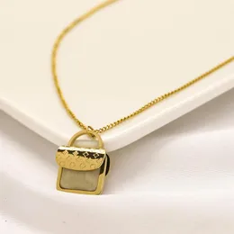 Nunca se desvanece 18K chapado en oro marca de lujo diseñador colgantes collares bolsa de acero inoxidable letra gargantilla colgante collar cadena Jew246w