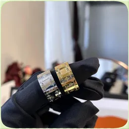 Czwarty luksusowy designerski pierścionki Kobiety 18 -karatowe złoto plastowane stali nierdzewne Miłość ślubna zapasy Faux skórzanych pierścionek Pierścień palców ACC319O