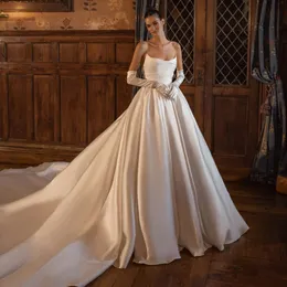 Berta Designer Brautkleider trägerloser Ausschnitt Brautkleider plissierte eine Linie Satin Sweep Zug Vestido de Novia 415