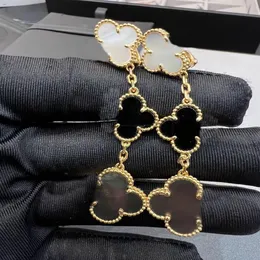 2022 V materiale oro Orecchino a clip con ciondolo di alta qualità con perline di conchiglia nere e grigie Tre fiori per le donne regalo di gioielli da sposa h217l