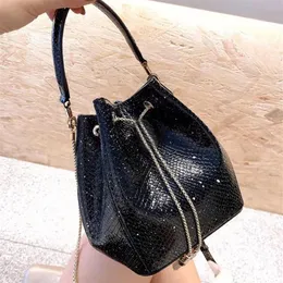 Mini-Damen-Serpentinen-Eimertaschen 2022 Designer glänzende Geldbörsen Handtaschen Mode winzige silberne Umhängetasche Schultertasche Stein Klasse 2435