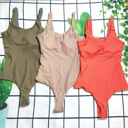 ملابس السباحة البيكيني مجموعة رسائل صغيرة مع Skims 3 ألوان ملابس واحدة من قطعة واحدة للسباحة.