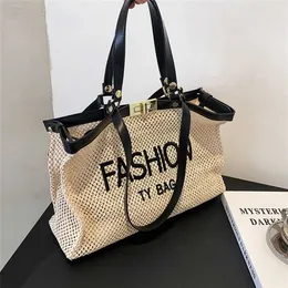 Beliebte Taschen zum Verkauf. Neue Mode mit hoher Kapazität, Damentrend, beliebte gewebte Schultertasche, große Reisetasche