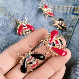 Pinki broszki modne błyszczące kryształowe broszki przypinane kolorowe mini biedronne pszczoły owady kształt klapy dla kobiet biżuteria Akcesoria 230909