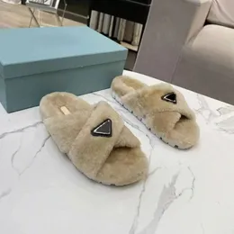 النعال نساء shearling slippers مصمم فاخر مصمم كلاسيكية البغال فروي الشتاء الشتاء الناعم الفراء دافئ رقيقة أسود أبيض مطاط oufmwn#