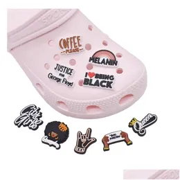 신발 부품 액세서리 도매 중국 PVC 매력 막힘 신발 버클 만화 jibz for Kids Black City Girls Fit Bracelets Button Dhjla