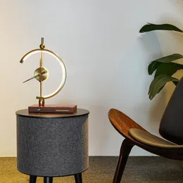 Golden Time Clock Lamp, Dimning LED -lampa, trådlös laddare med USB -port för hem, kontor och hotell, gyllene analog klocka med trähänder,