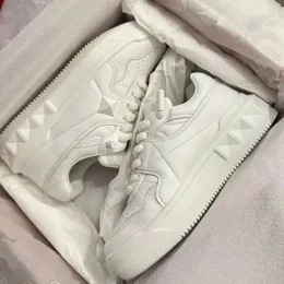 10 dni dostarczane designerskie buty wysoko różowoczerniecze gęste podeszwy buty skórzane koronki upodobanie butów mężczyzny Kobiety małe białe buty Valention Sneakers 8xall