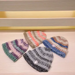 Höst- och vinter Casquette Woolen Handgjorda stickade värme Designer Beanie Cap Outdoor Vacation Sports Brev Broderi Rainbow Color Panel för män och kvinnor