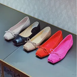 Yeni Bowtie Patent Deri Bale Kare Toe Toe Cap Flats Torchon Tasarım Kadın Lüks Tasarımcıları Günlük Elbise Ayakkabı Yüksek Kaliteli Elbise Ayakkabı Boyutu 35-43